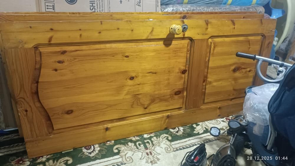 Двкри из натурального дерева.