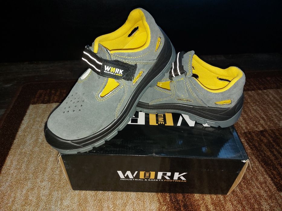 Продавам работни обувки