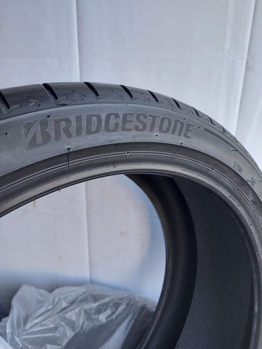 Шины  Bridgestone 285/35/22