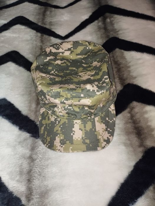 Военная форма в камуфляжном стиле с кепкой