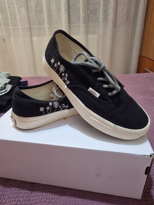 Vans Authentic negri, cu broderie florală albă