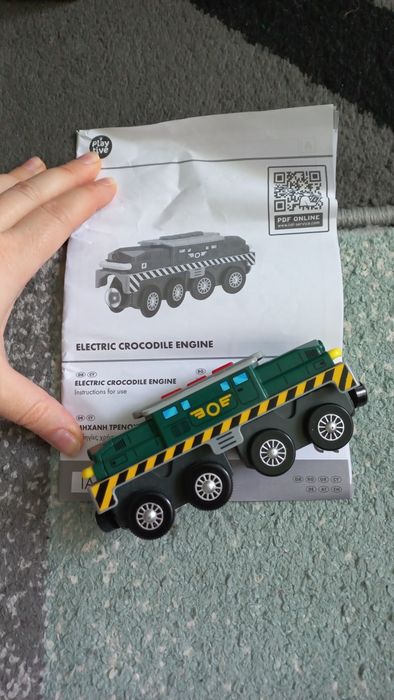 Дървени релси и влакче на батерии,строителна площадка,пожарна,и др.