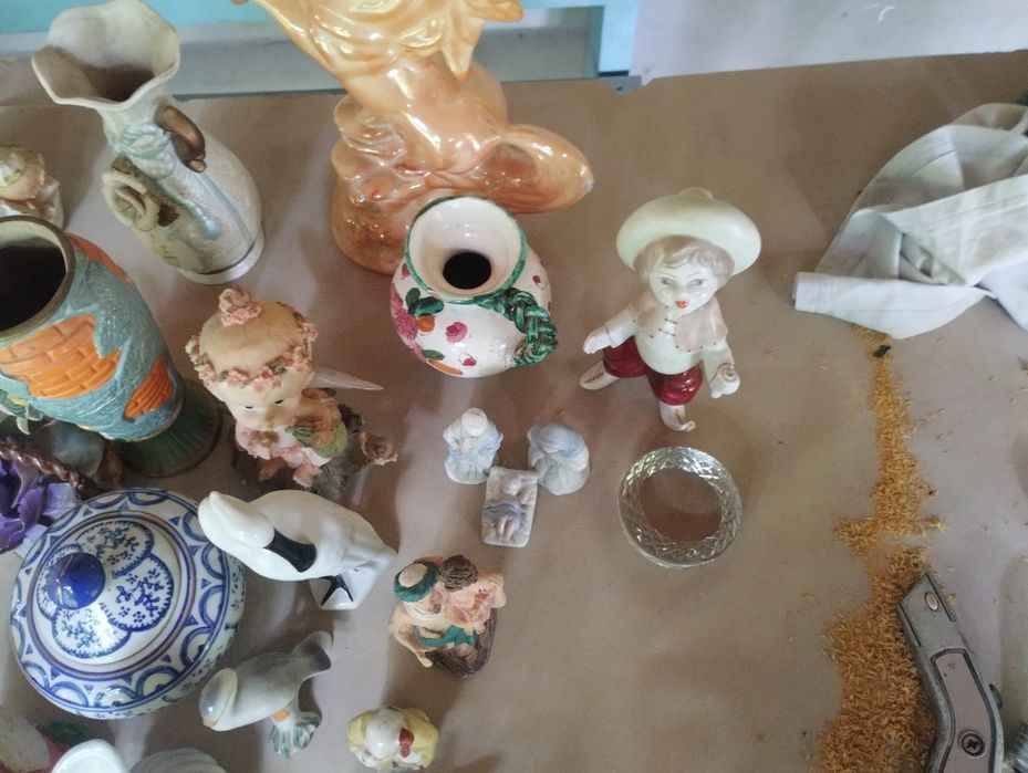 Diferite bibelouri pentru nostalgici românești si straine