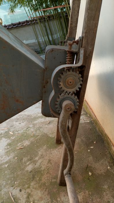 Продавам мелачка за грозде,,,гаечни ключове от 32 до 50