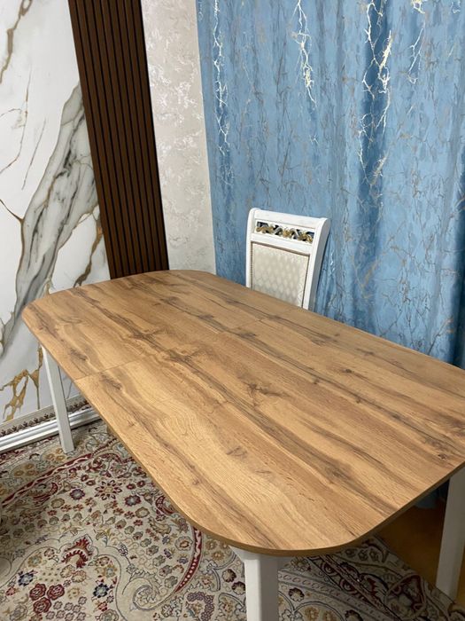 Большой обеденный стол