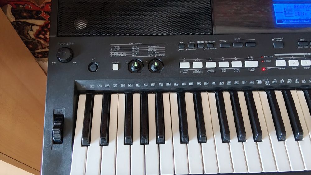 Синтезатор Yamaha PSR-E433, б/у