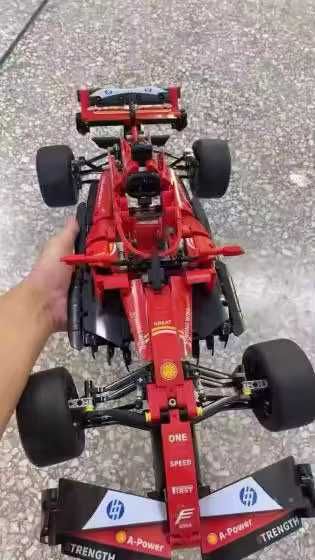 Set construit Race Car F1 Ferrari 1:10 tip Lego cu 1000 piese
