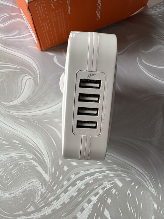 Адаптер Spigen с 4USB