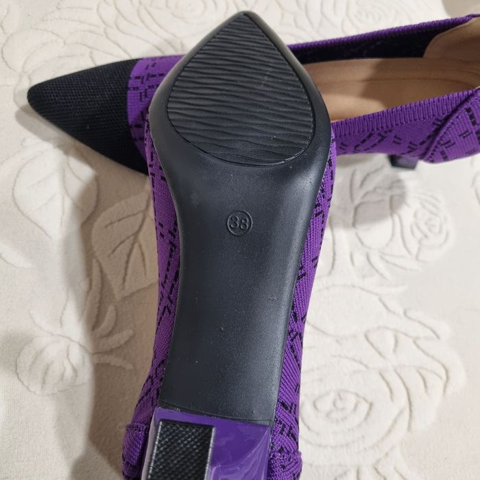 Нови обувки в лилаво и черно с токчета 5 см.Номер 38.