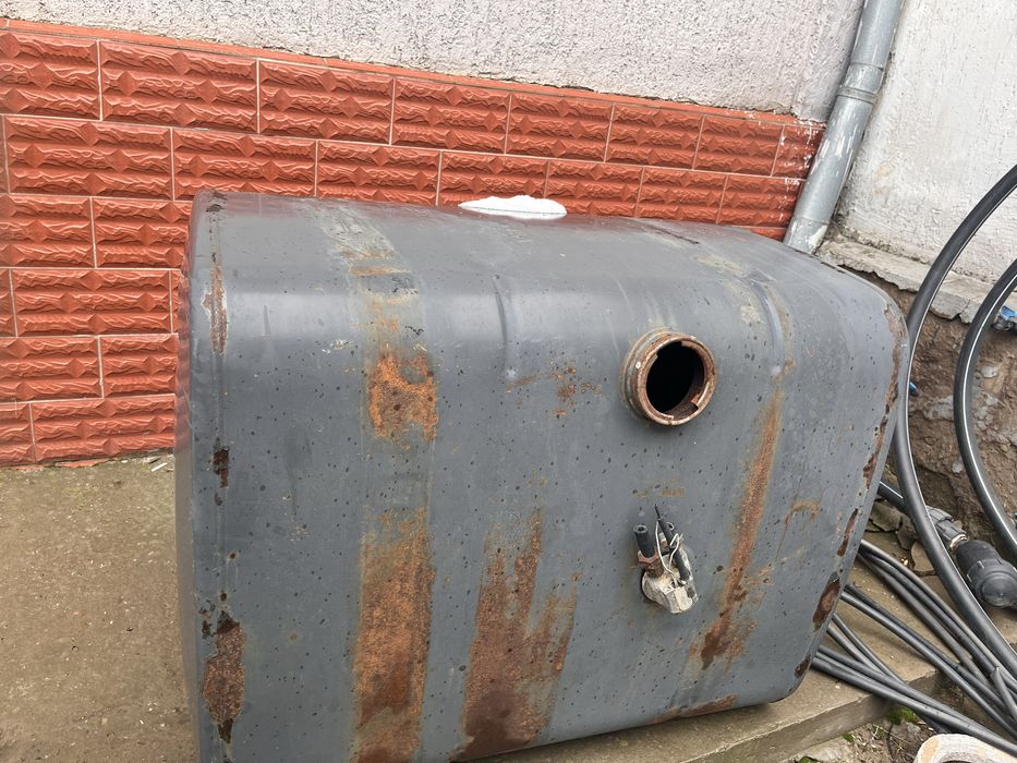 Бак для грузового автомобиля