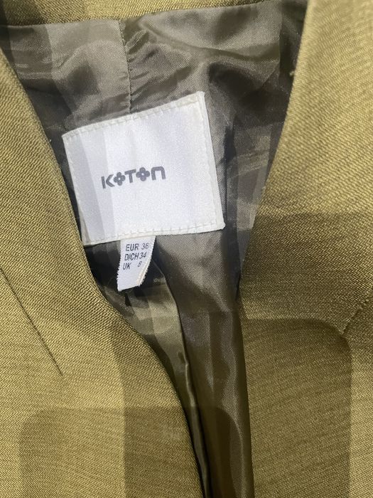 Пиджак, кофта,выросли и поправились.