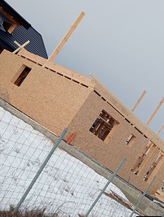 Vindem case de lemn cu dormitoare bucătărie și living