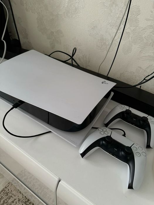 продаю playstation + 2 геймпада/игры