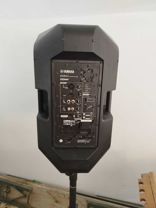 2 Boxe Yamaha DXR12 1100W cu stative și cabluri de alimentare
