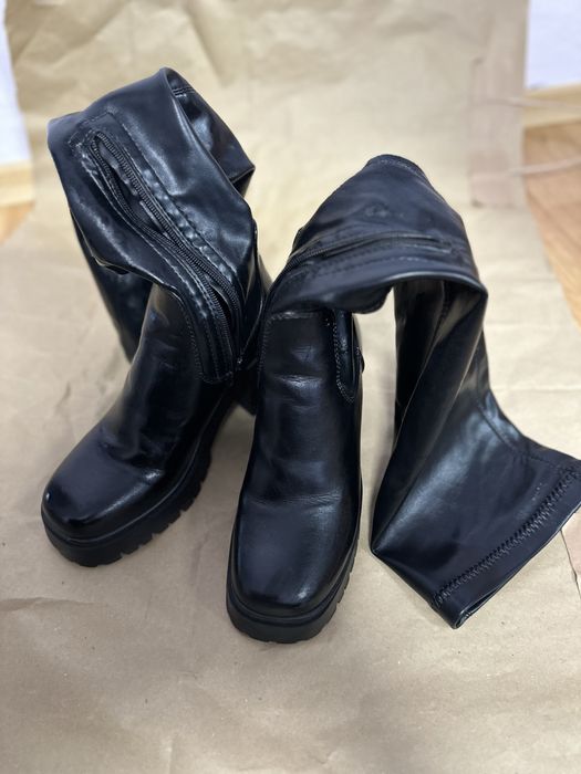 Високи черни ботуши