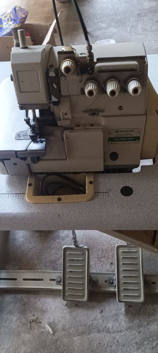 Продаётся оверлог рабочий в отличном состояние.