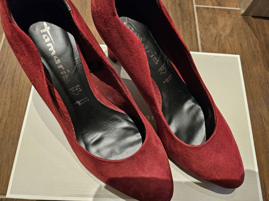 Високи червени токчета