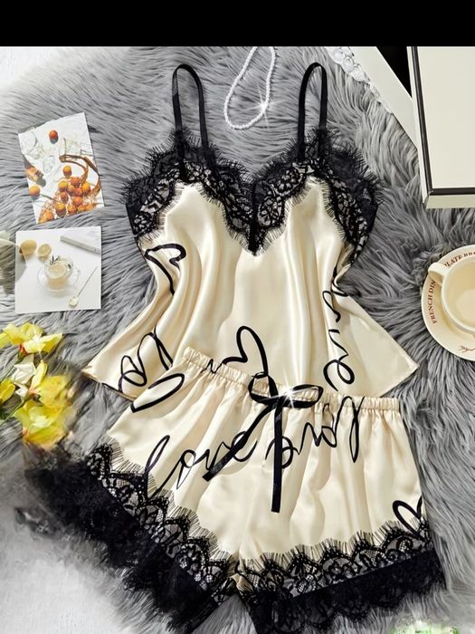 Сатенена пижама.