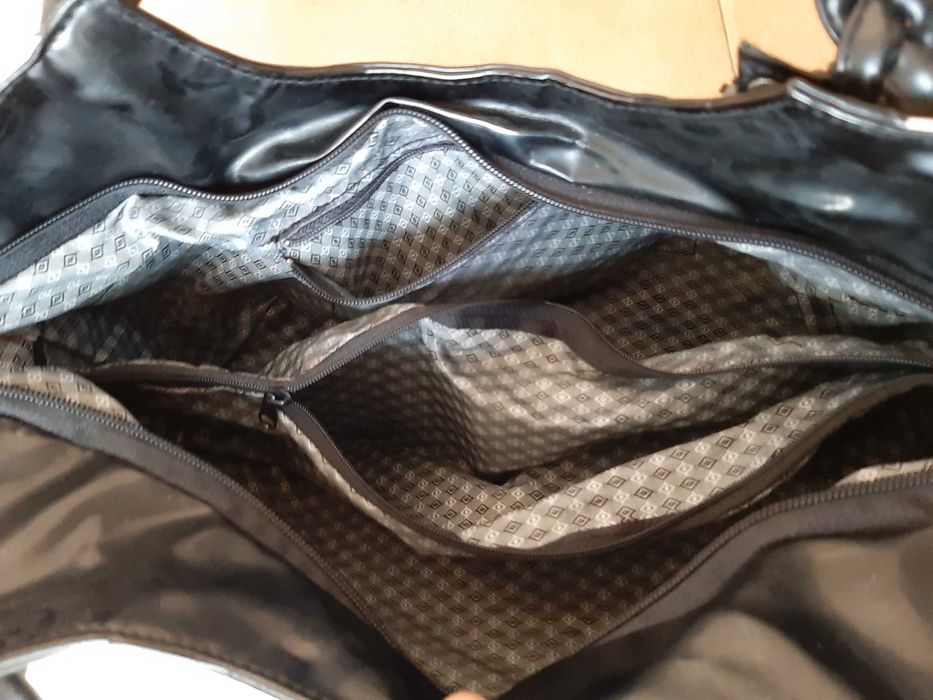 Чанта с Красив Дизайн и Много Отделения и Джобове ! НОВА!