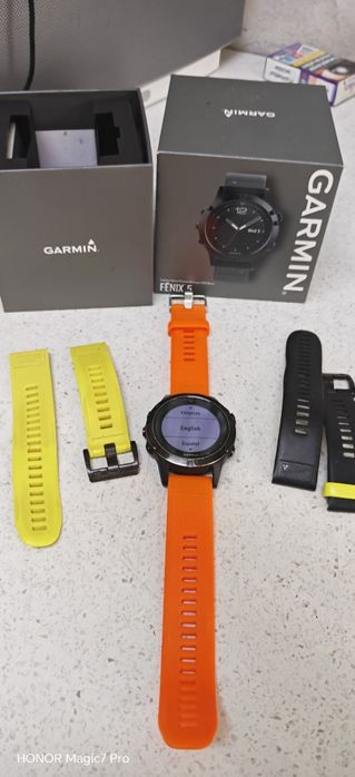 Vând Garmin Fenix 5 Sapphire Edition (varianta premium cu sticlă rezistentă la zgârieturi).