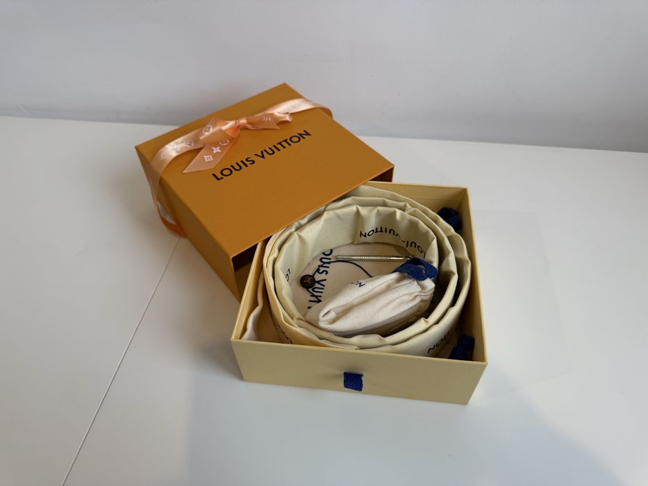 Curea LV neagră – ideală cadou de Crăciun