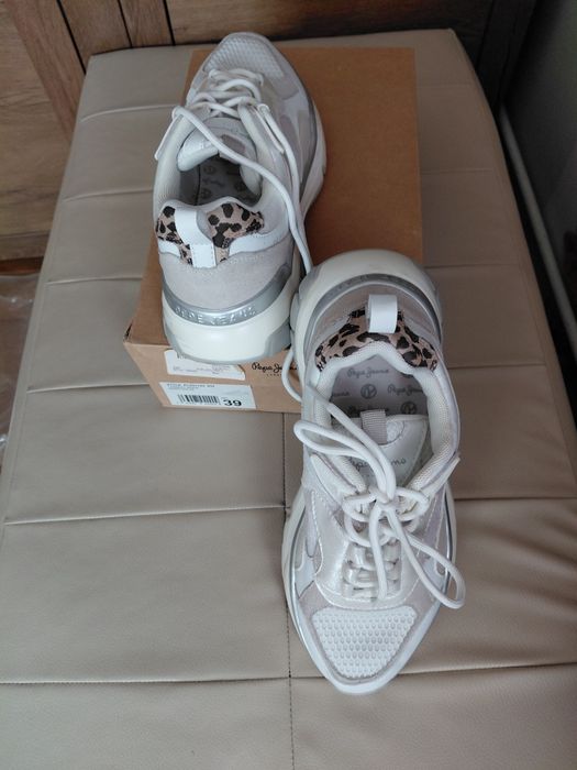 Дамски маратонки номер 39