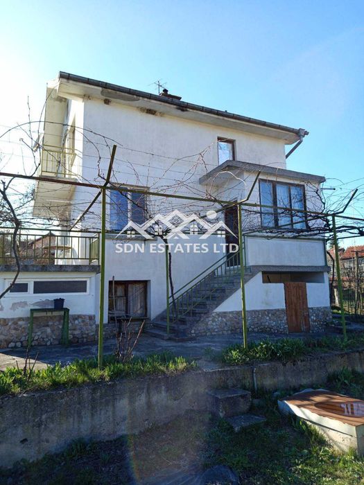 Продава монолитна къща в село Средногорово