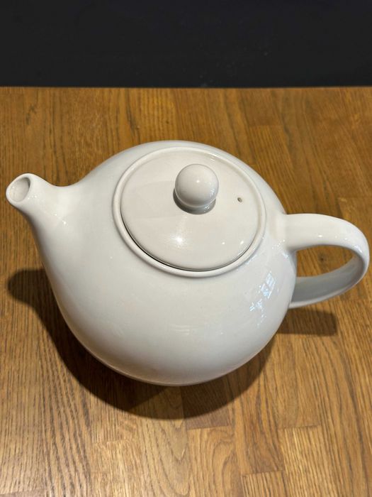 Голям порцеланов чайник с капак – бял
