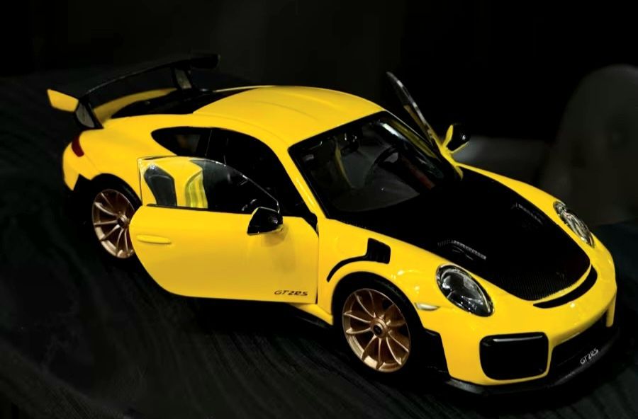 Macheta Porsche 911 GT2 RS 1:24 Maisto Special