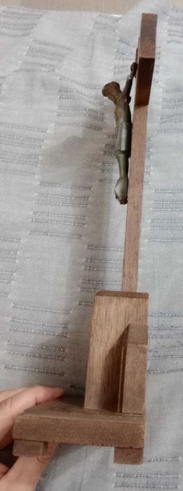 Crucifix catolic de masa altar stejar 35 cm. cu defecte