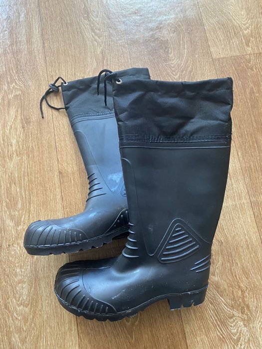 В продаже одежда и убувь