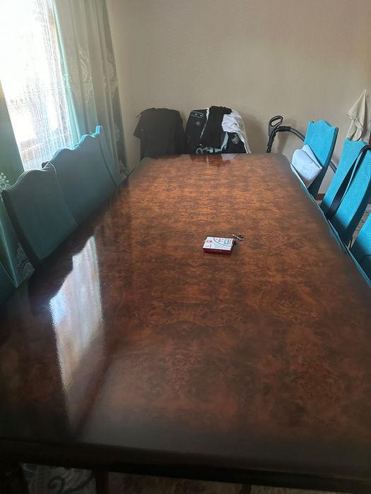 стол стулья.    .