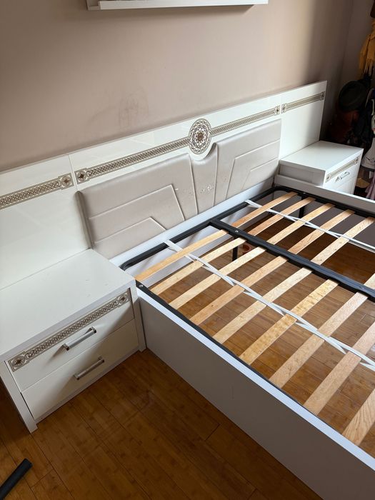 Спален комплект - легло с 2 нощни шкафчета, гардероб, скрин и огледало