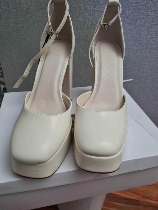 Дамски обувки с ток