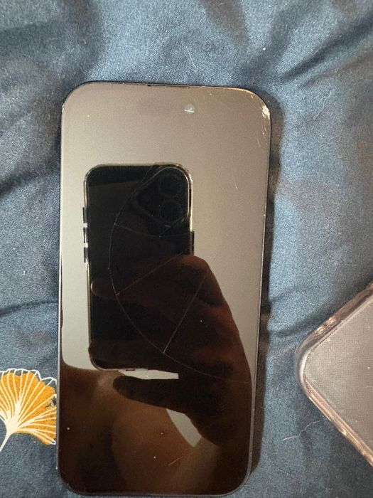 Vand urgent Iphone 16 128gb, putin fisurat