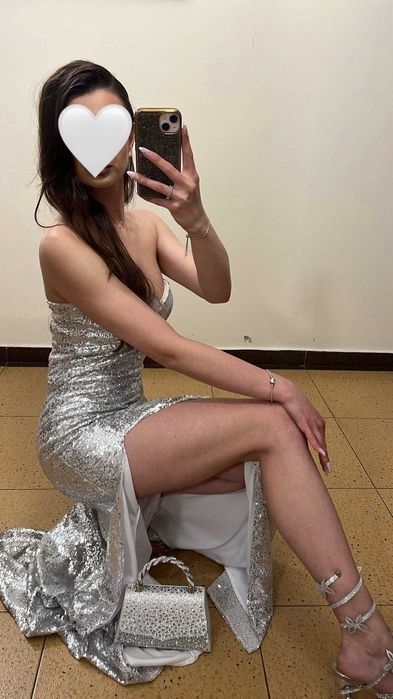 Дълга елегантна официална сребърна рокля бюстие с пайети и цепка