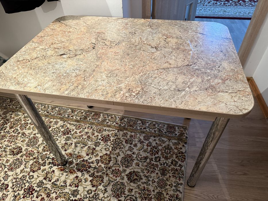 Кухонный стол в хорошем состоянии