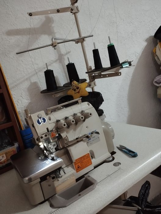 Оверлок промышленный ,в идеальном состоянии .