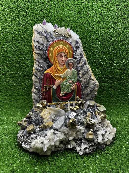 Ръчно изработена икона на Дева Мария с Младенеца с естествени кристали