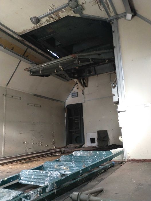 Продавам военен Фургон д 3.80м, ш 2.70м, в 1.8м