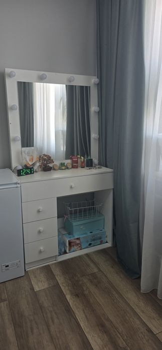 Прдается трюмо с зеркало