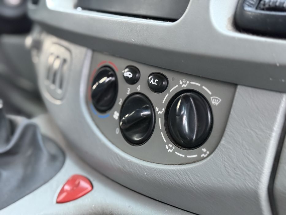 Opel Vivaro 1.9D* 2008г* ТОВАРЕН* Външни Забележки*