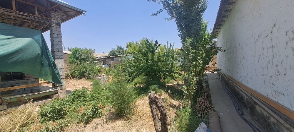 Курулиши тугалланмаган каропка шаклдаги ховли