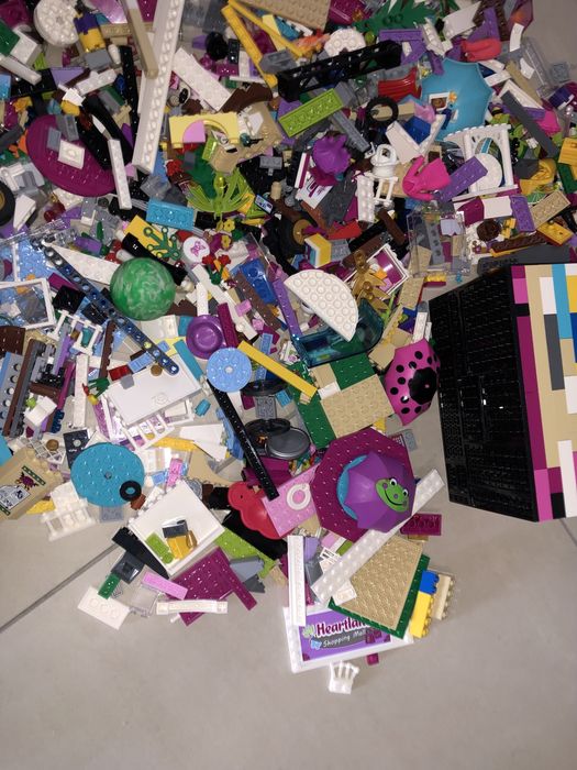 Set piese Lego original, estimez ca sunt cateva sute de piese (provin de la cca. 15 Lego-uri)