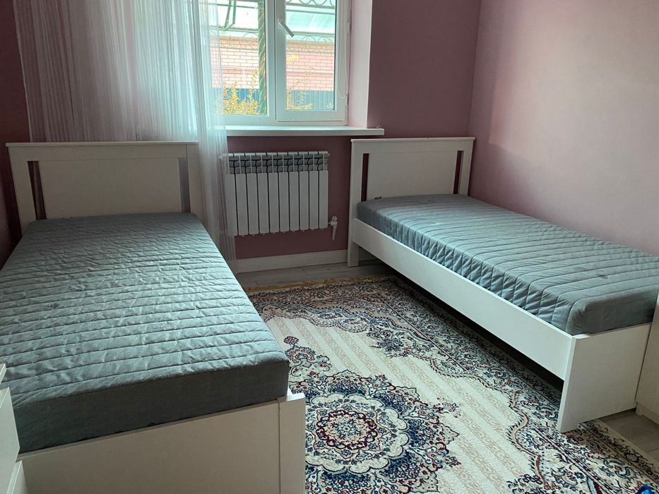 односпальная кровать с матрацом