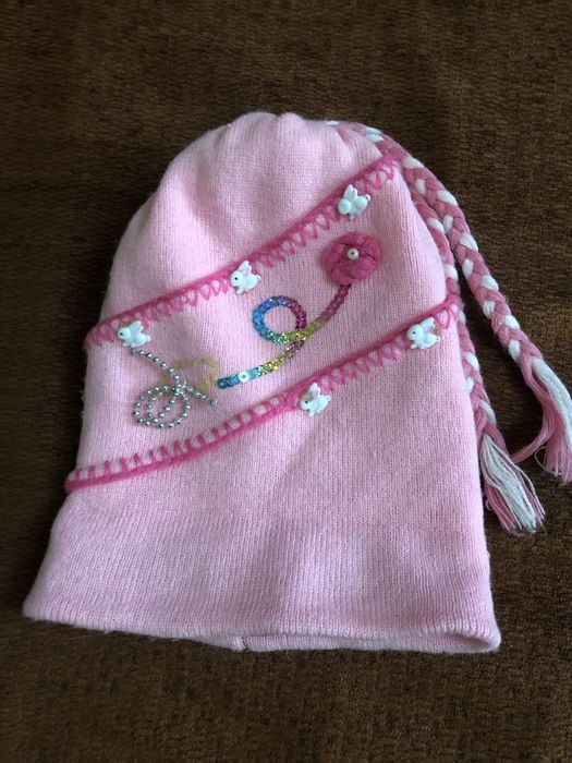 Продаются шапочки на ребёнка 2-4 года.
