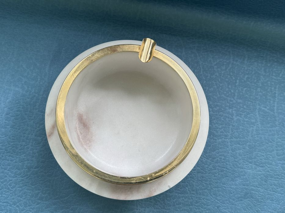 Мраморен пепелник , масивен , с месингов обков