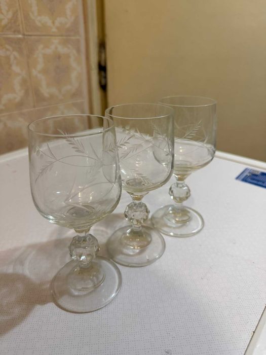 3 броя винтидж чаши на столче - високи