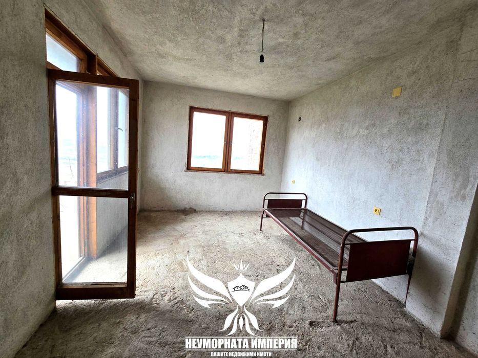 Продавам тристаен апартамент 128кв. с гараж, таван и изба в гр.Хисаря