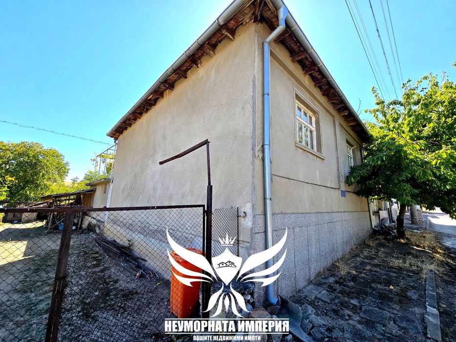 Продавам двуетажна вила/къща 140РЗП с 760кв.м. двор село Новаково